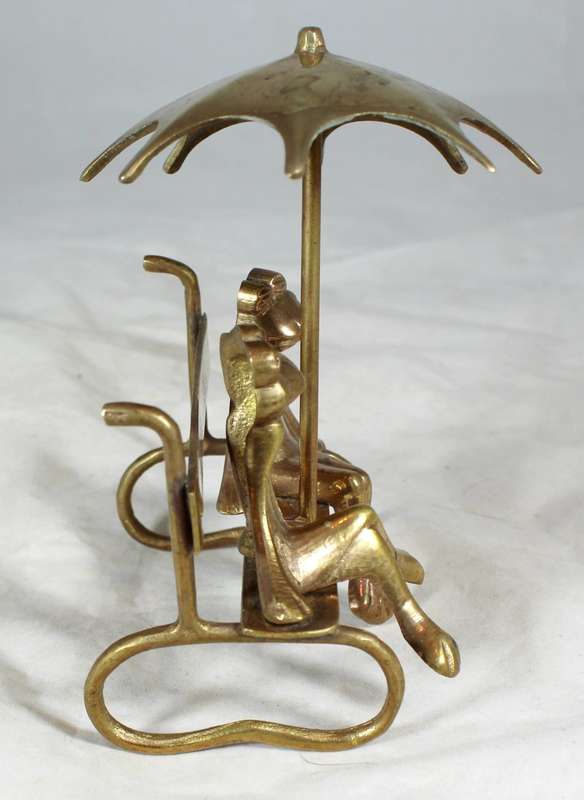 Brass frogs on a date under an umbrella - Stunning!! -  Low price! - Bid Now!!!