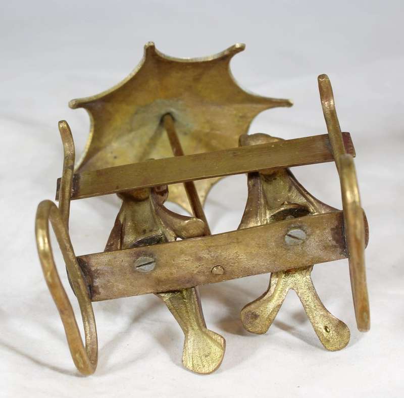 Brass frogs on a date under an umbrella - Stunning!! -  Low price! - Bid Now!!!