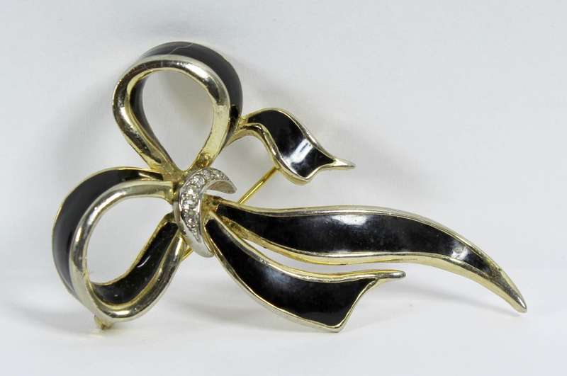 Costume jewelry - bowtie brooch