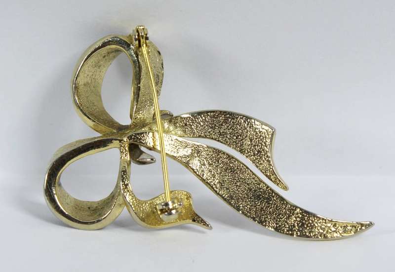 Costume jewelry - bowtie brooch
