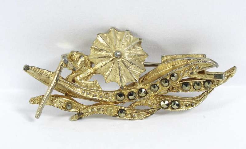 Costume jewelry - Vintage seaside themed brooch - Beautiful!!