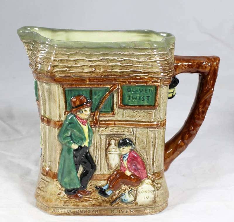 Royal Doulton - Oliver Twist - RN8809561 - Beautiful!