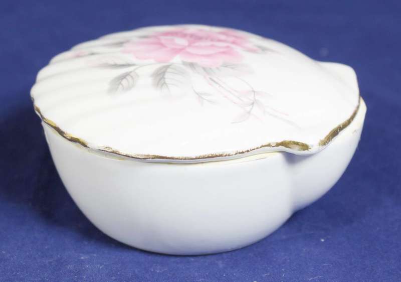 Genuine Bone China - Clam Shell Trinket Holder - Beautiful!