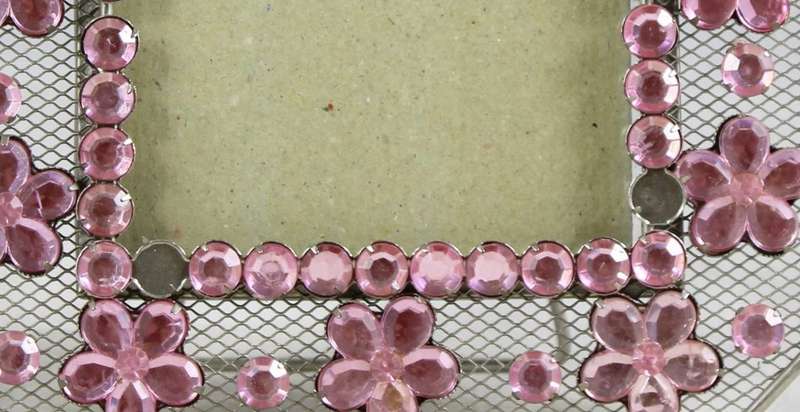 Pink embezzled frame - table standing