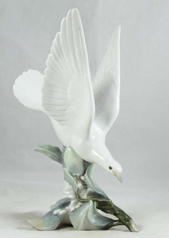 Llardo - Dove On A Tree Trunk - Beautiful!