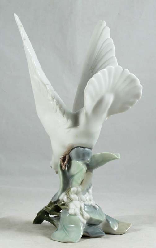 Llardo - Dove On A Tree Trunk - Beautiful!