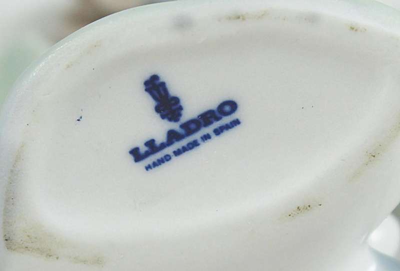 Llardo - Dove On A Tree Trunk - Beautiful!