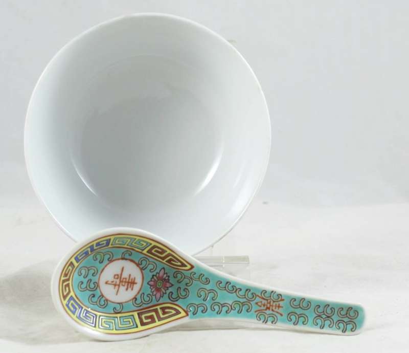 Chinese - soup bowl with soup spoon