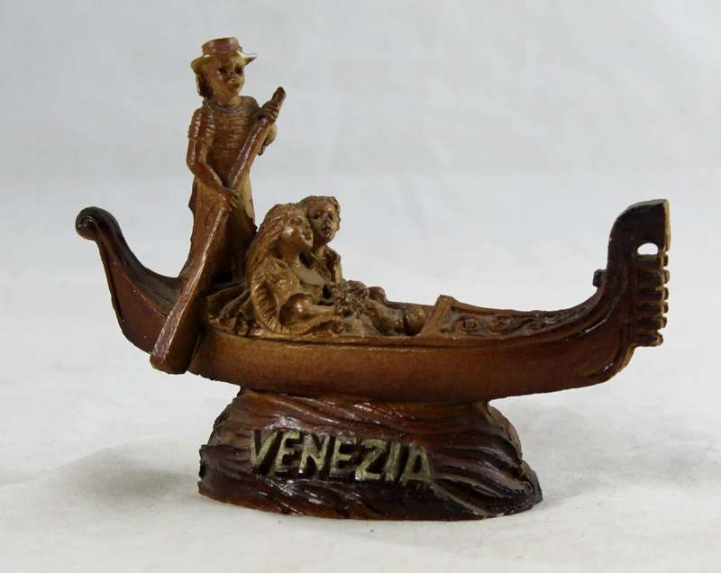 Carved wood - Figures in gondola