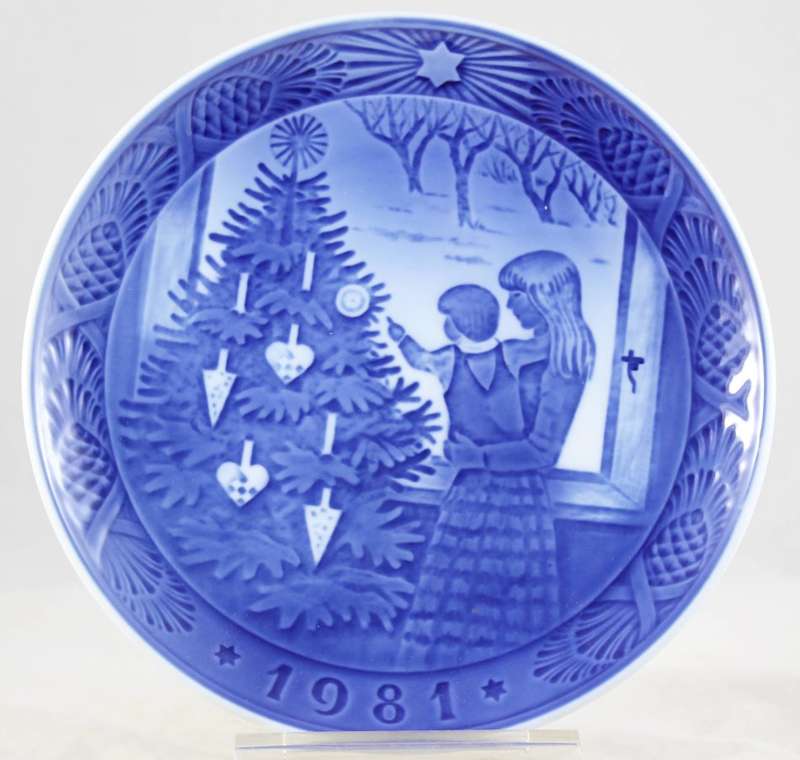 Copenhagen - Porcelain Wall Plate - Admiring The Christmas Tree 1981