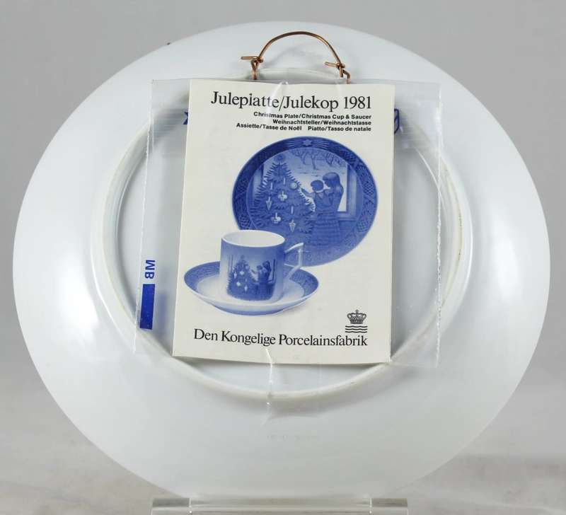 Copenhagen - Porcelain Wall Plate - Admiring The Christmas Tree 1981
