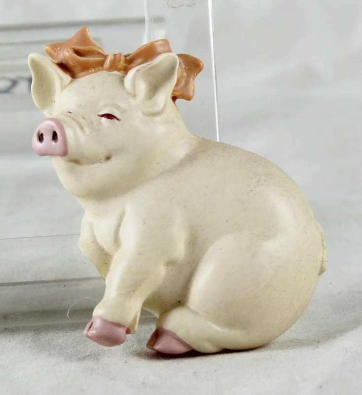 Pig Magnet - Wearing Peach Hair Bow - Gorgeous!