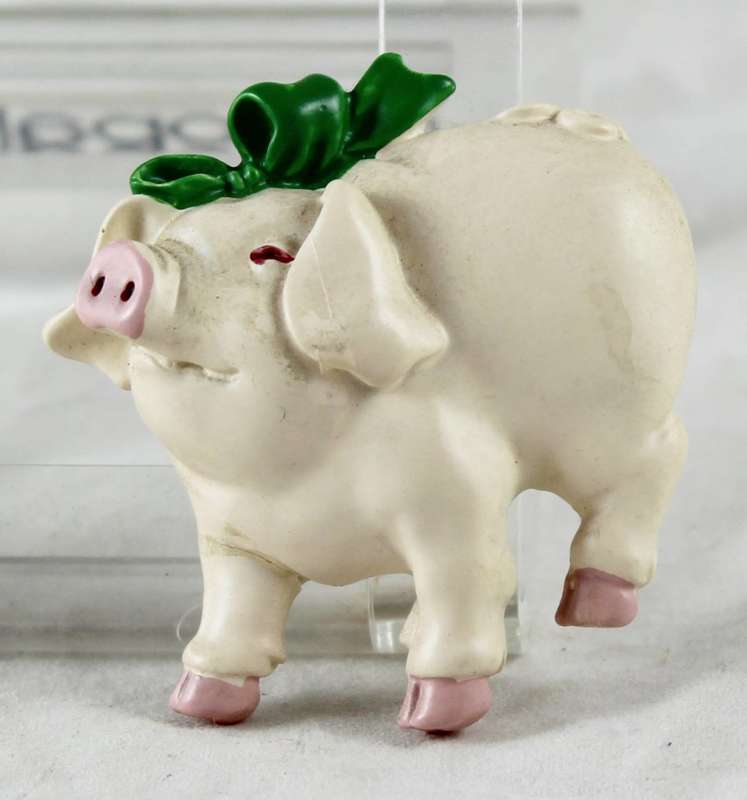 Pig Magnet - Wearing Green Bow - Cream - Gorgeous!