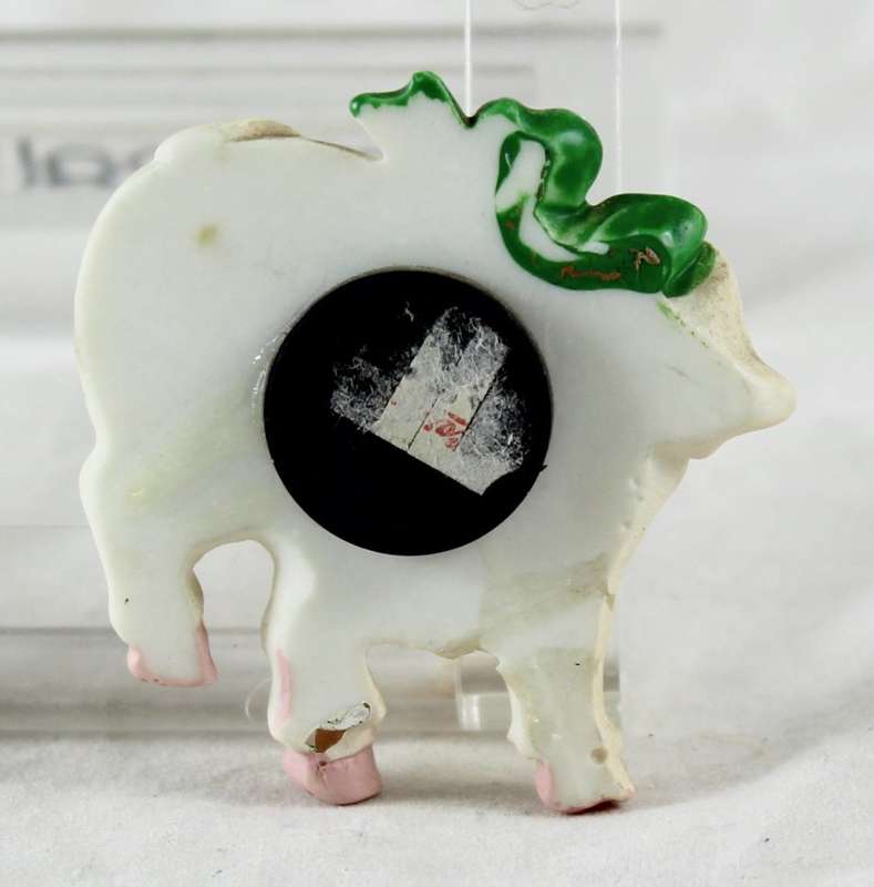 Pig Magnet - Wearing Green Bow - Cream - Gorgeous!