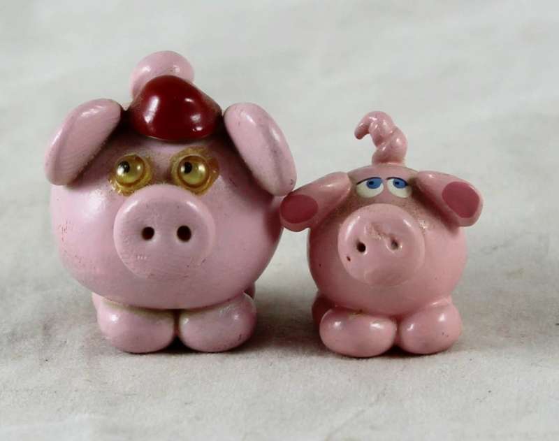 Miniature pair of pink pigs