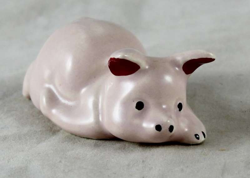 Small pink pig - laying down