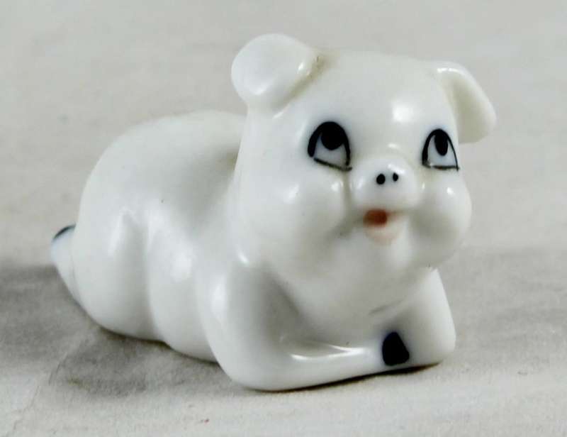 Little pig laying down - White