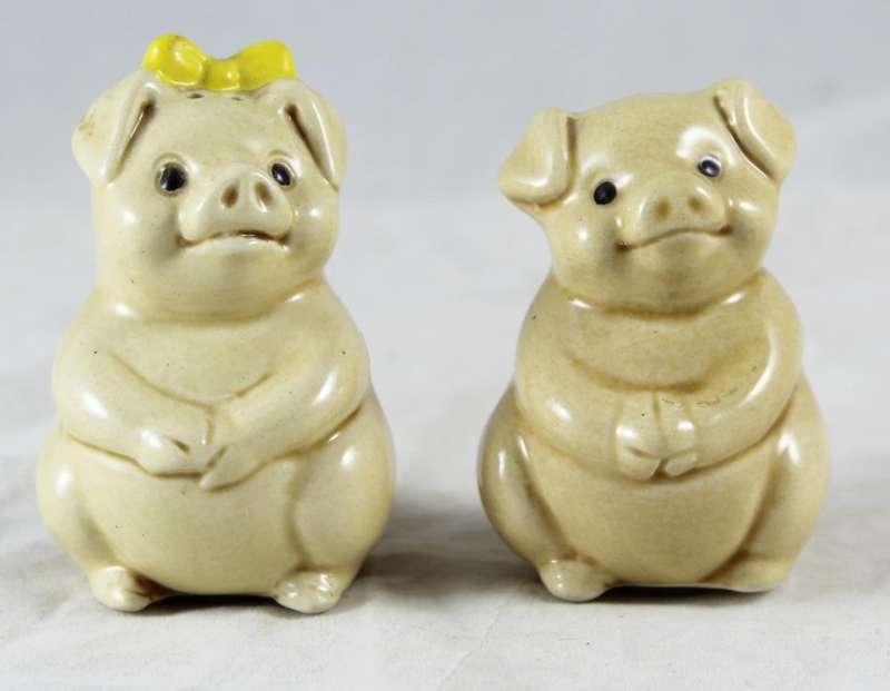 Pig couple salt and pepper set
