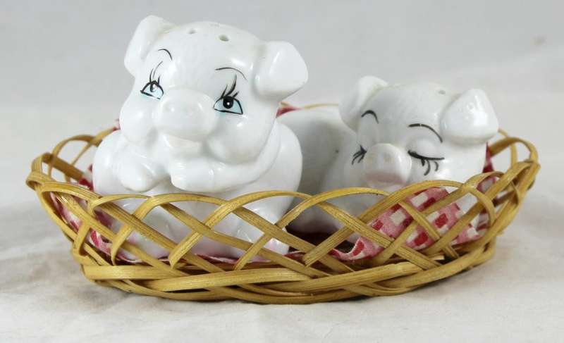 Pig salt & pepper set in basket