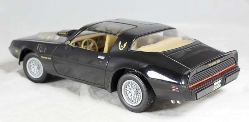 Road Signature - 1979 Pontiac Firebird - 1:18 Scale Model - Bid now!!
