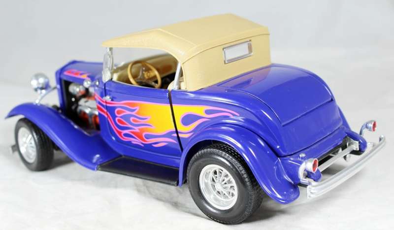 Road Legends - 1932 Ford Roadster - 1:18 scale model