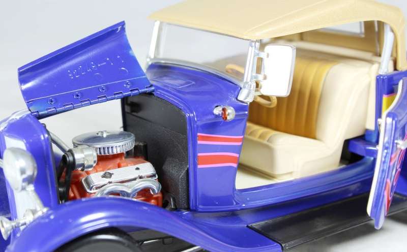 Road Legends - 1932 Ford Roadster - 1:18 scale model