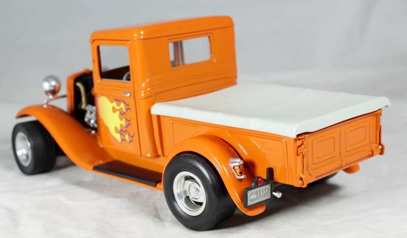 Road Signature - 1934 Ford pick-up - 1:18 scale model
