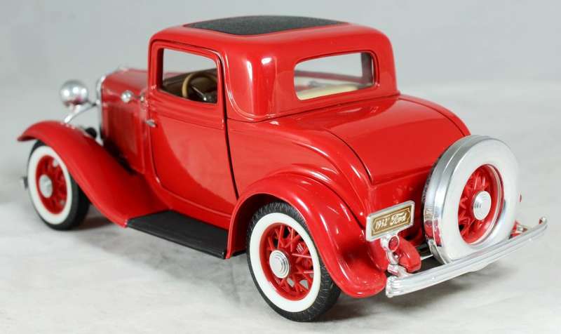 Road Signature - 1932 Ford Coupe - 1:18 Scale Model