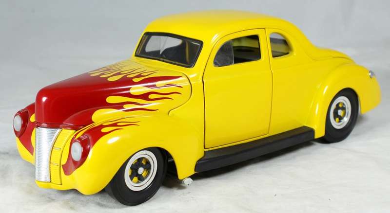 Universal Hobbies - 1940 Ford Street Rod - 1:18 Scale Model