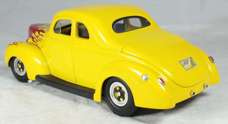Universal Hobbies - 1940 Ford Street Rod - 1:18 Scale Model
