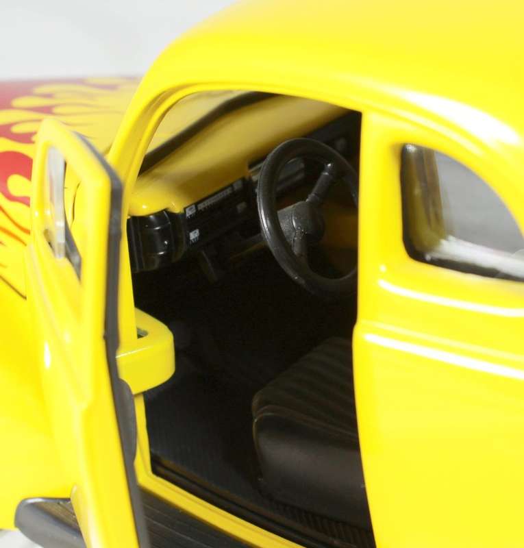 Universal Hobbies - 1940 Ford Street Rod - 1:18 Scale Model