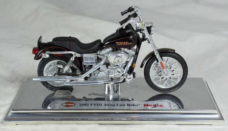 Maisto - Harley Davidson - 2002 FXDL Dyna low Rider - 1:18 Scale Model - Bid Now!!