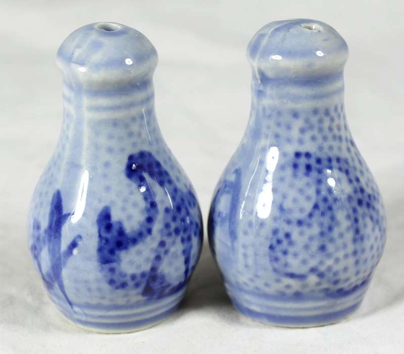 Character salt & pepper set - small blue & white