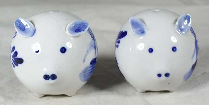 Character salt & pepper set - blue & white pigs