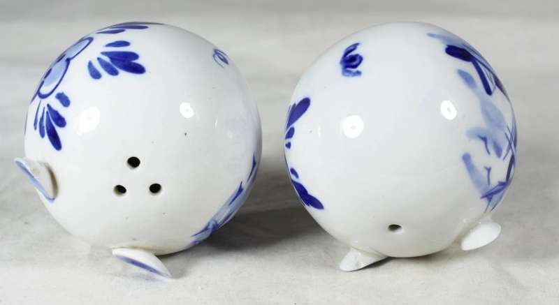 Character salt & pepper set - blue & white pigs