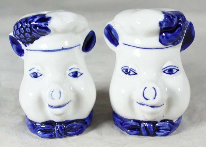 Character salt & pepper set - pigs with chef hats