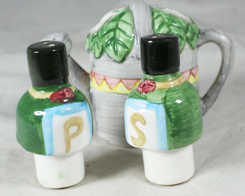 Character salt & pepper set - watering can
