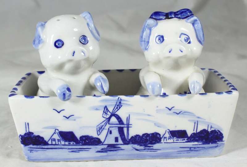 Character salt & pepper set - pigs in trough