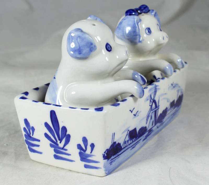 Character salt & pepper set - pigs in trough