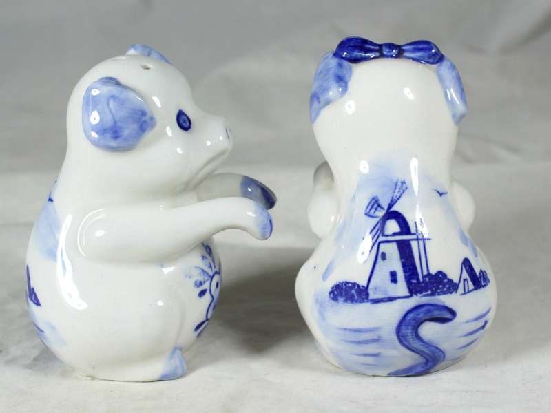Character salt & pepper set - pigs in trough
