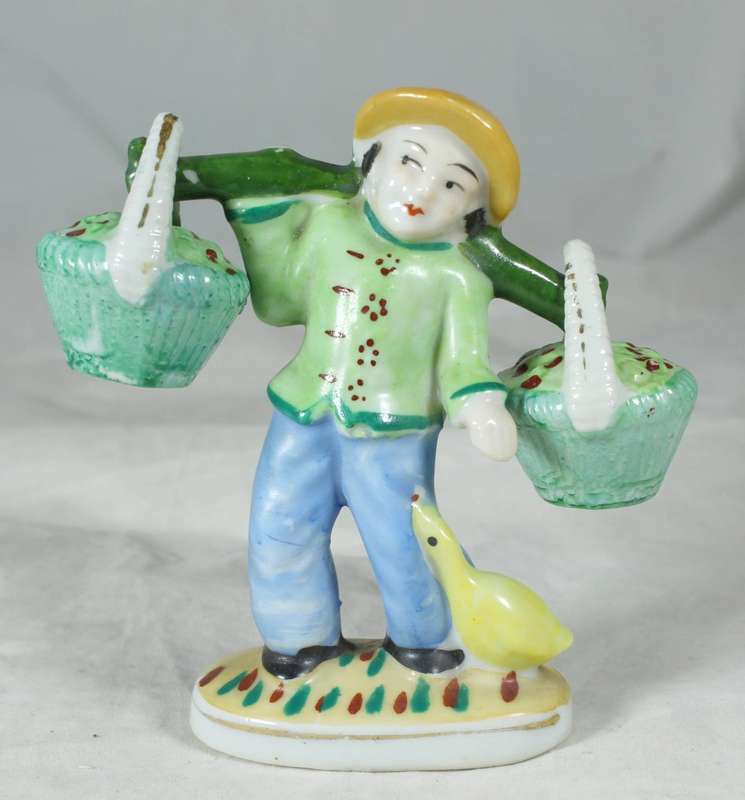 Character salt & pepper set - Chinese man carrying baskets - green