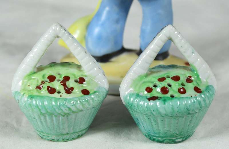 Character salt & pepper set - Chinese man carrying baskets - green