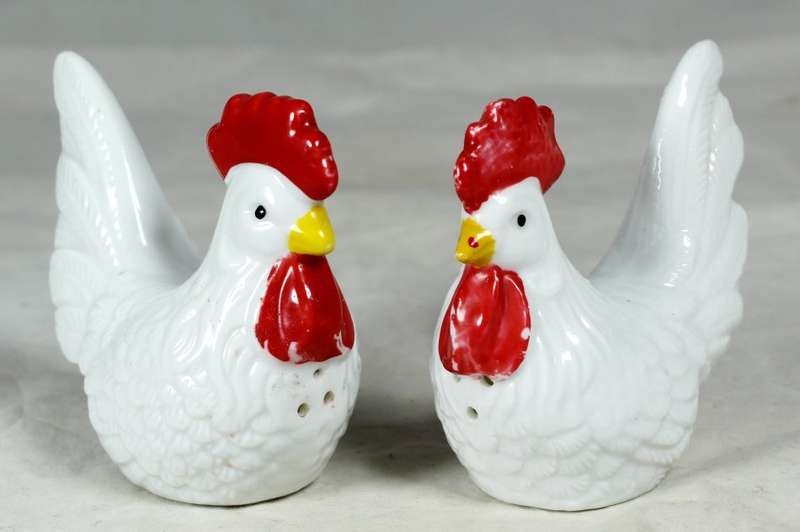 Character Salt & Pepper Set - Chickens - Beautiful! - Bid Now!!!