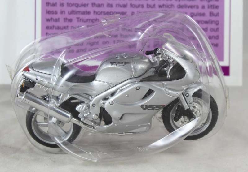 Maisto - Triumph 955i Daytona - bike & info sheet