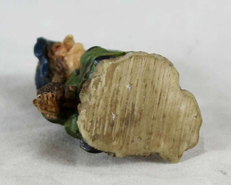 Small Figurine - Witch Holding Her Hat - Beautiful! - Bid Now!!!