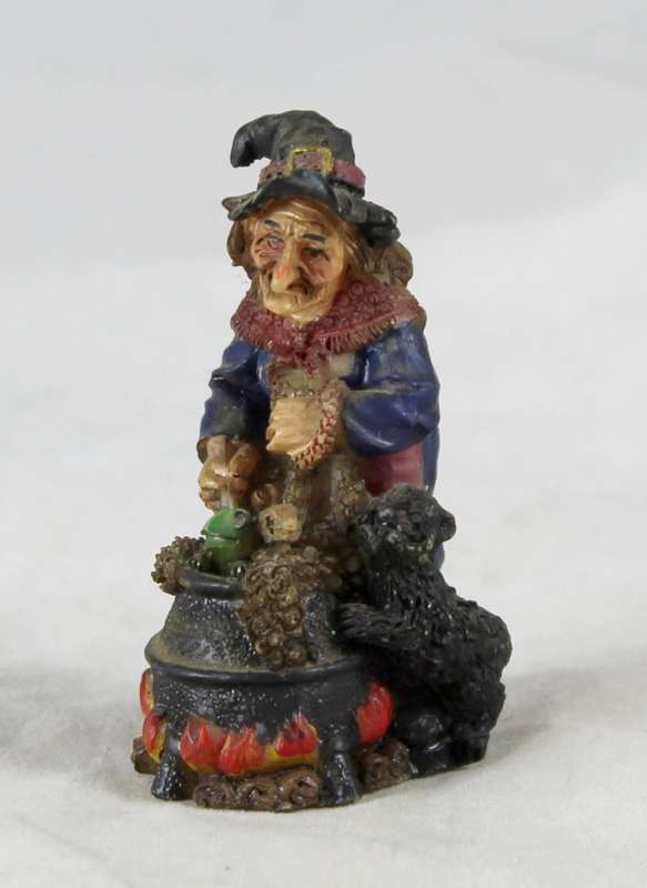 Small Figurine - Witch Brewing A Pot - Beautiful! - Bid Now!!!