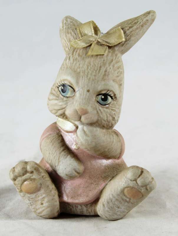 Small seated bunny