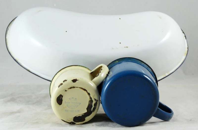 Kidney Shaped Enamel Medical Bow & 2 Small Cups - Beautiful!