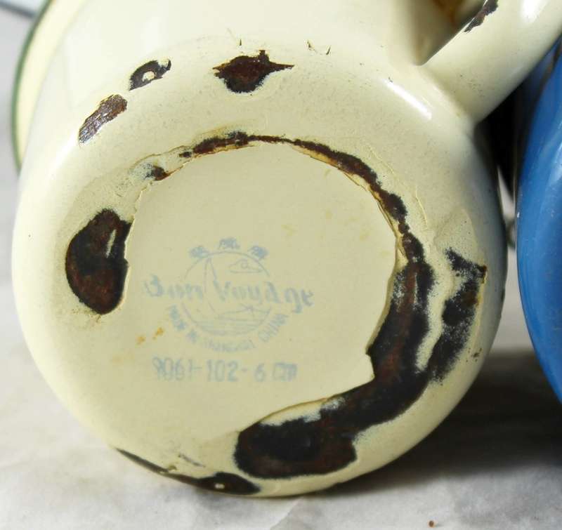 Kidney Shaped Enamel Medical Bow & 2 Small Cups - Beautiful!