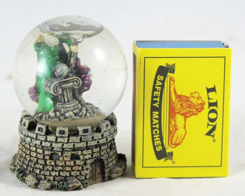 Wizard dressed in green - snow globe